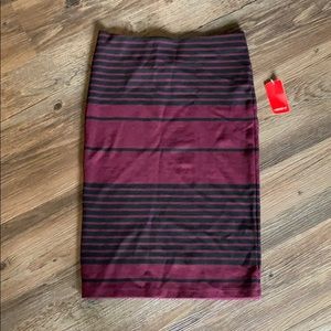 Knee long pencil skirt.